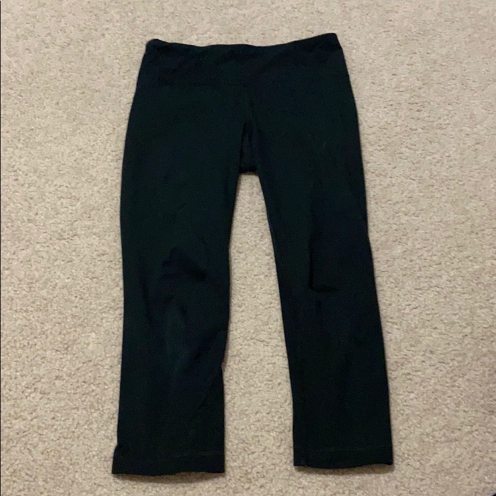 Black cropped under armor leggings